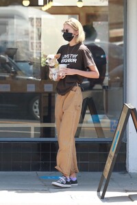 stella-maxwell-out-for-lunch-in-los-feliz-05-04-2021-5.jpg