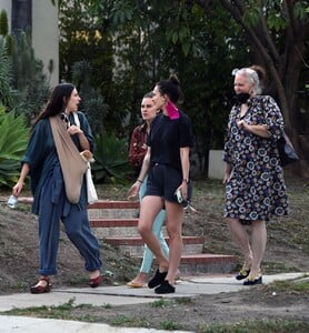 tallulah-scout-and-rumer-willis-out-house-hunting-in-west-hollywood-05-24-2021-4.thumb.jpg.c574f2aaa9ecc854dfd61657fc899e21.jpg