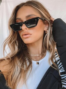 the-otis-sunglasses-black-2_0e59a089-9cef-4c34-8856-587321c655c6_1800x.jpeg
