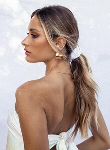 velvet-scrunchie-white-2_73478e33-5c5d-48ff-aba6-b820364344d4_1800x.jpeg