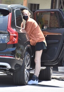 whitney-port-out-in-studio-city-04-27-2021-0.jpg