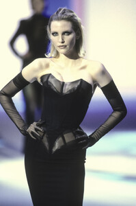 1049042123_ThierryMugler1998WomenRTW167.thumb.jpg.5346f01413a2f7968764837a9a89cc1b.jpg