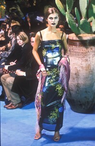 108934890_DolceGabbana1998WomenRTW149.thumb.jpg.ee35e3bc55ee4b5788c191f5ec9e717d.jpg