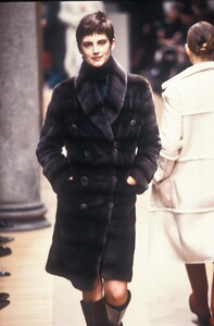 1236891106_Fendi1996WomenRTW27.thumb.jpg.da37d649ddf85ec26d67162ab765abc1.jpg