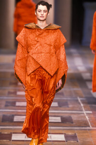 1317223892_IsseyMiyake1998WomenRTW40.thumb.jpg.c06d0becb87b0533b3b81bd4a2a4b430.jpg