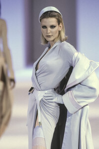 1380379276_ThierryMugler1998WomenRTW124.thumb.jpg.f45d67920d9c45182259882f96fc521f.jpg