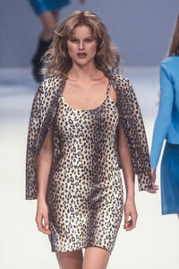 1392402588_Blumarine1996WomenRTW32.thumb.jpg.c10fdcd32f2a38513cf454f2f4c39eed.jpg