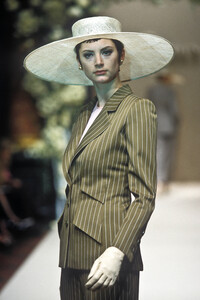 1402332483_PierreBalmain1997HauteCouture5.thumb.jpg.258ec86802bae3dbb5bfdf1f4816bf59.jpg