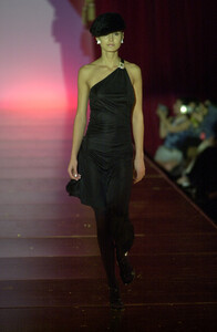 1433226835_JulienMacDonald2001WomenRTW34.thumb.jpg.29509b7a84b613ae6ed8c98bf3250680.jpg