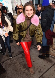 kaitlyn_dever_and_alice_englert_out_and_about,5.jpg
