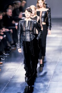 1526895427_GianfrancoFerre1998WomenRTW40.thumb.jpg.c81aa611188f805b3abb06b014102484.jpg