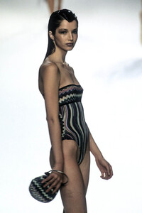 1526896129_Missoni1998WomenRTW54.thumb.jpg.0062154f3c9748d1bd815e94571f1f26.jpg