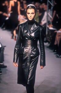 1599299714_Balenciaga1998WomenRTW9.thumb.jpg.e8cace653efa4d0f1b4ce3a28db5a66b.jpg