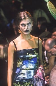 1603786401_DolceGabbana1998WomenRTW150.thumb.jpg.f8a1deea8f97501cf46bc308d3317309.jpg