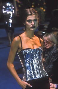 1670876123_DolceGabbana1998WomenRTW134.thumb.jpg.cb88daab0db6b6a74904b890f61b6f50.jpg