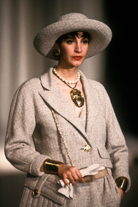 1934997494_Chanel1989HauteCouture62.jpg.1d8a3a8e19c89a01388452273bd96b08.thumb.jpg.385f601205e07c21ff1273d04b75155c.jpg