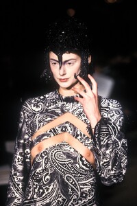 1955598058_AlexanderMcQueen1996WomenRTW80.thumb.jpg.a9d4162e8a51e8e2fe4227f0716ba134.jpg