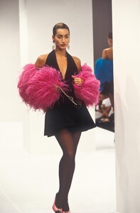 2049892011_DolceGabbana1995WomenRTW71.thumb.jpg.17f6902b0f8c59c02f4957a10a3f5207.jpg