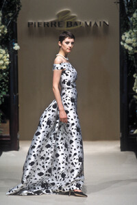 2091394777_PierreBalmain1997HauteCouture97.thumb.jpg.c16f0a9e15fb59856f4c0d9297505635.jpg