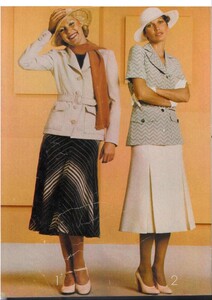 1974. Fashion model Katalin Kallay on the right and model Souky on the left.jpg