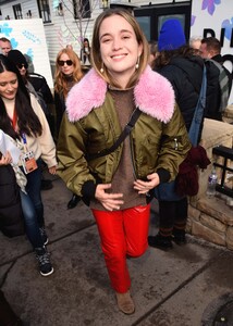 kaitlyn_dever_and_alice_englert_out_and_about,6.jpg