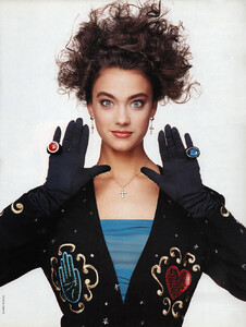 32-ELLEITdec88-m.ElaineIrwinDonnaPeele-ph.OlivieroToscani.thumb.jpg.bdbae4a3fdf49440aa044da58c56d259.jpg