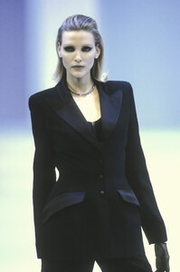 342269389_ThierryMugler1998WomenRTW136.thumb.jpg.c39fab124281956f16aaf2cd3d198c4a.jpg