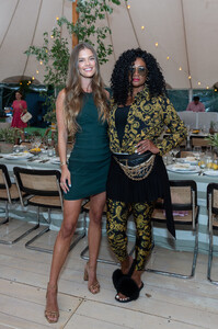 Nina+Agdal+Hamptons+Magazine+Celebrates+Hamptons+bEG0ykw6DVex.jpg