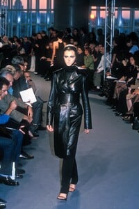 440531480_Balenciaga1998WomenRTW86.thumb.jpg.8e5e0aeaad6c9b79e6d007409147254f.jpg