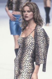 539527043_Blumarine1996WomenRTW33.thumb.jpg.22c3bcbb692b5d32e47f47116634be33.jpg