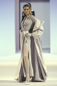 71039867_ThierryMugler1998WomenRTW125.thumb.jpg.c3741bb8725c487c05669b8bbc2c8b22.jpg