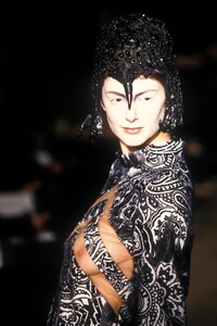 906089960_AlexanderMcQueen1996WomenRTW81.thumb.jpg.f1c31c6d2c24f7a63c1b2a0c0b352980.jpg