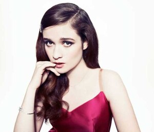 Alice-Englert-boobs.jpg