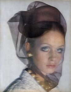 Allure_Avedon_US_Vogue_April_15th_1968_02.thumb.jpg.69209d8ed3a763d3ff56c078a8660fd4.jpg