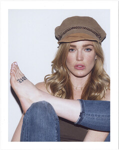 Caity-Lotz-Feet-2458660.jpg