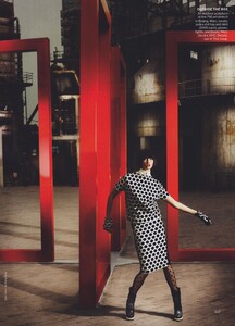 East_Testino_US_Vogue_September_2011_04.thumb.jpg.10c17f8b3d7e0484632092deb66043e7.jpg