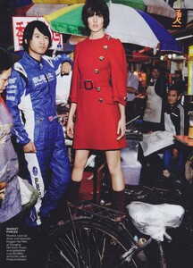 East_Testino_US_Vogue_September_2011_17.thumb.jpg.6edb798df964d09c1ce98739c473e14c.jpg