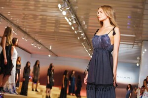 Elie-Tahari-Ready-to-Wear-Spring-Summer-2016-NY-2793-1442148200.thumb.jpg.a229fd0de8da14972d7fc7667baf6b3a.jpg
