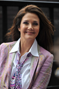 Lynda-Carter-2010-lynda-carter-34368135-2832-4256.jpg