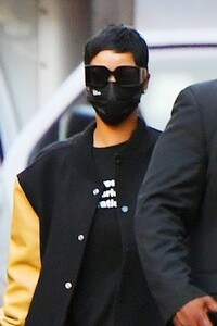 Rihanna---Shops-at-Fendi-02.jpg