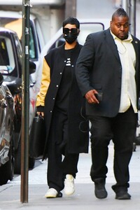 Rihanna---Shops-at-Fendi-03.jpg