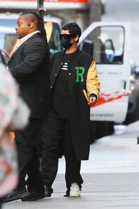 Rihanna---Shops-at-Fendi-06.jpg