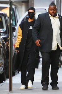 Rihanna---Shops-at-Fendi-07.jpg