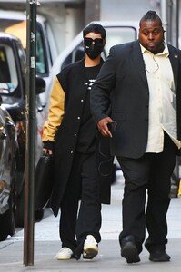 Rihanna---Shops-at-Fendi-08.jpg