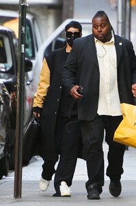 Rihanna---Shops-at-Fendi-09.jpg