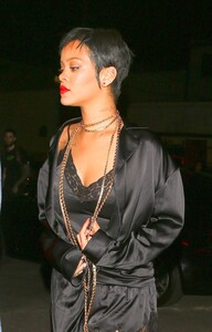 Rihanna-Gorgeous-in-Sexy-Outfit-17.jpg