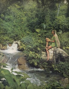 Rubartelli_US_Vogue_April_15th_1968_06.thumb.jpg.df36fbae3895d3d354fd2cf86014d93c.jpg