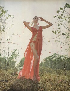 Rubartelli_US_Vogue_April_15th_1968_07.thumb.jpg.0d309a43d2f5ee1f23c35ffc0f21e30a.jpg