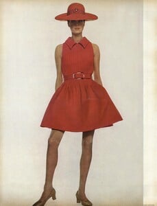 Waldeck_Penati_US_Vogue_April_15th_1968_01.thumb.jpg.cd002aea44ed3eeeef0360385138e305.jpg