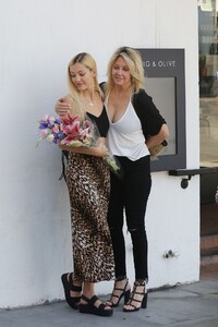 ava-sambora-and-heather-locklear-fig-and-olive-in-west-hollywood-10-04-2019-3.jpg